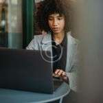 Assessing the quality of online courses for reliable education